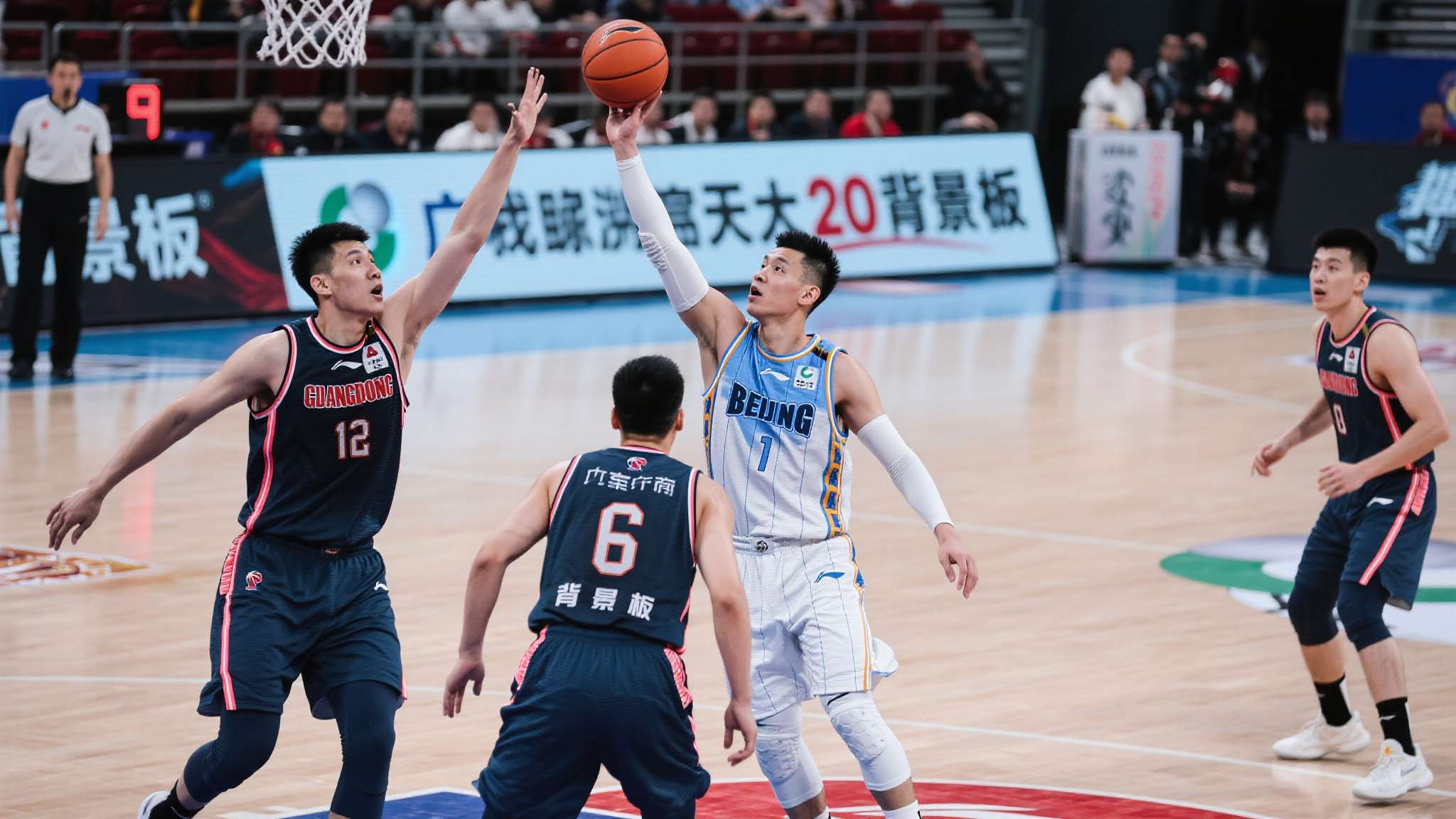 CBA赛场上，北京队与广东队每交手都备受瞩目。在本轮焦点战，北京男篮完成了惊天2